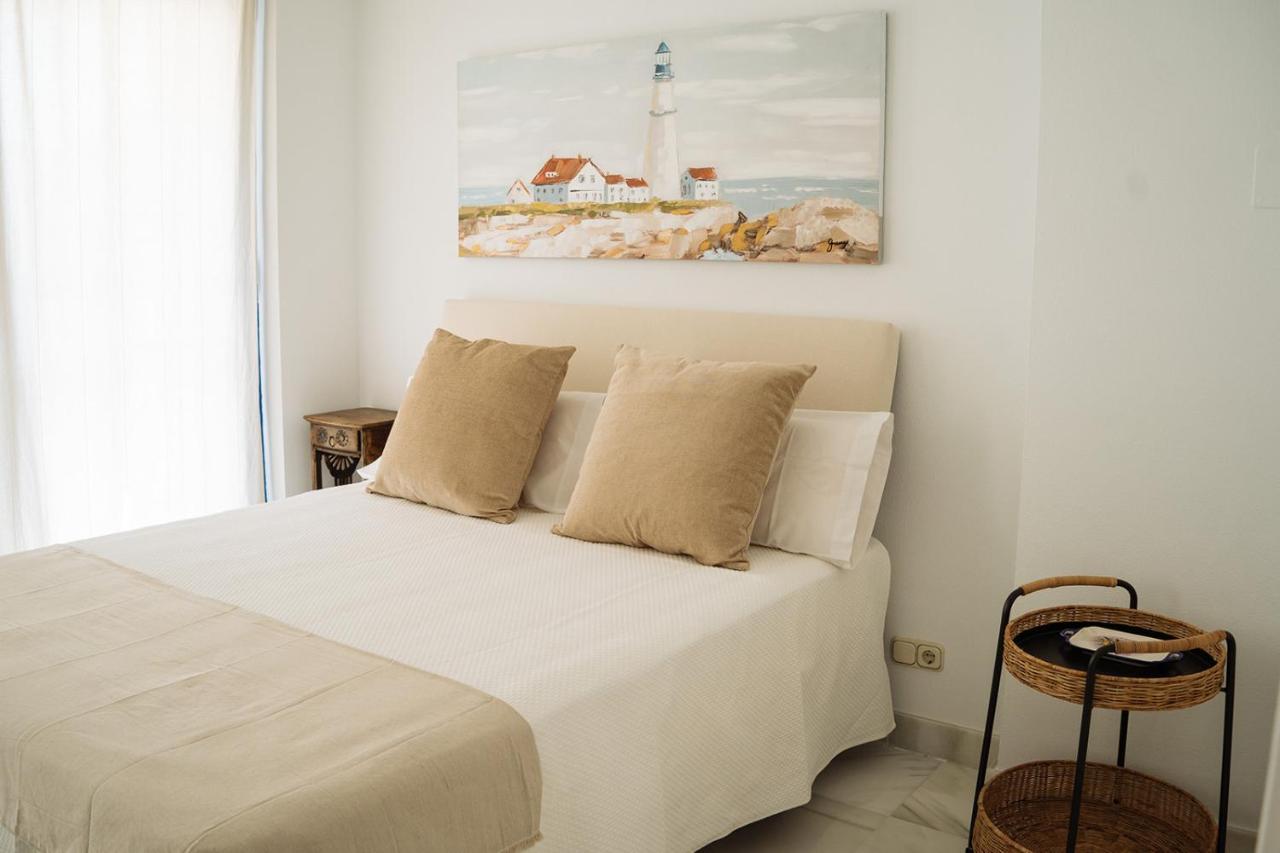 Komodo House - Bright Beachfront Duplex With Parking, Pool & Gym Apartment Marbella